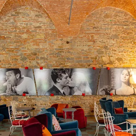 25hours Piazza San Paolino 4*