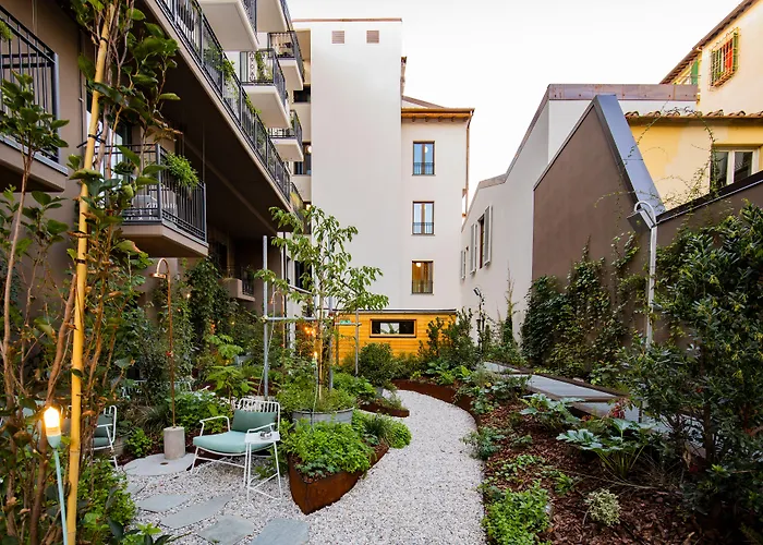 25hours Piazza San Paolino 4*