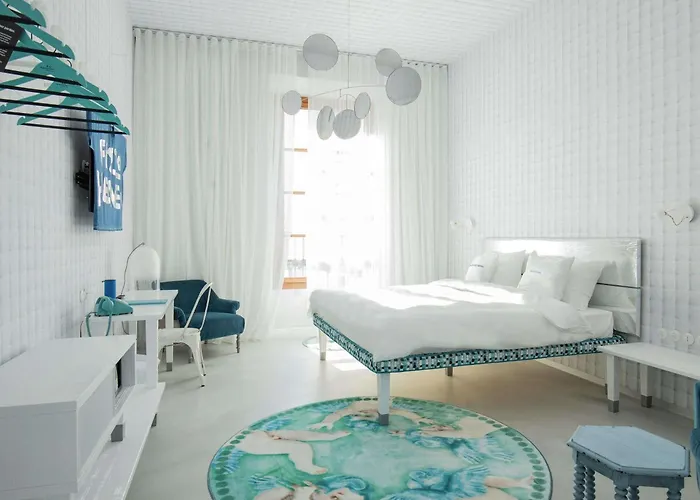 25hours Piazza San Paolino 4*